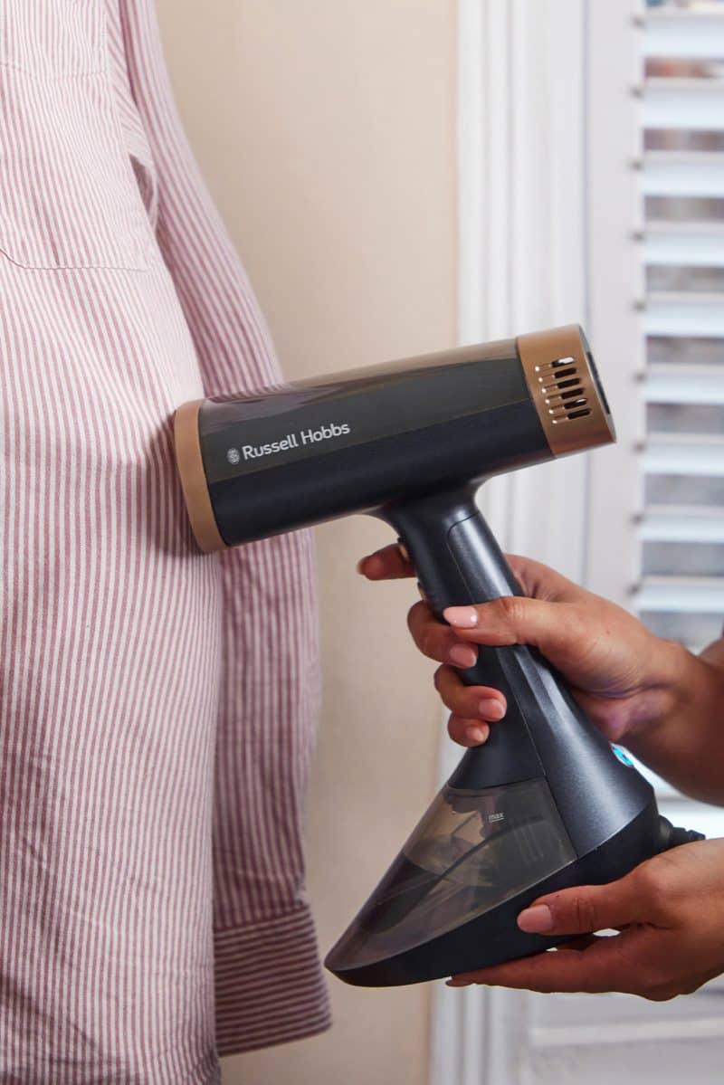 Russell Hobbs stellt mit VacuSteam-Dampfbürste