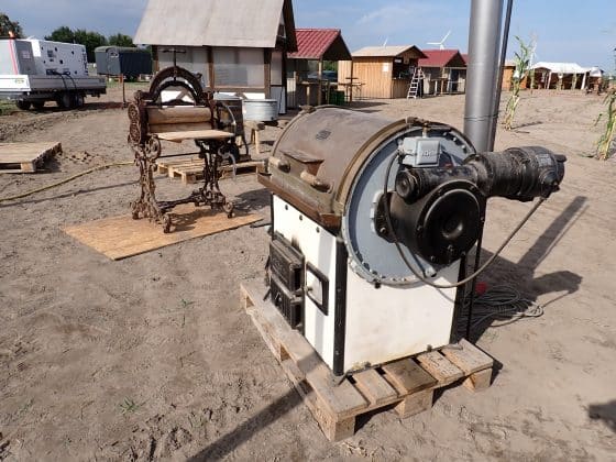 Einer der Publikumsmagneten beim alljährlichen Dreschefest in Burgdorf-Schillerslage ist die Miele-Trommelwaschmaschine aus den 1920er Jahren. Einige tausend Besucherinnen und Besucher erleben dann live mit, wie in dem unverwüstlichen Gerät noch immer Wäsche sauber wird. (Foto: Ortsfeuerwehr Burgdorf-Schillerslage)