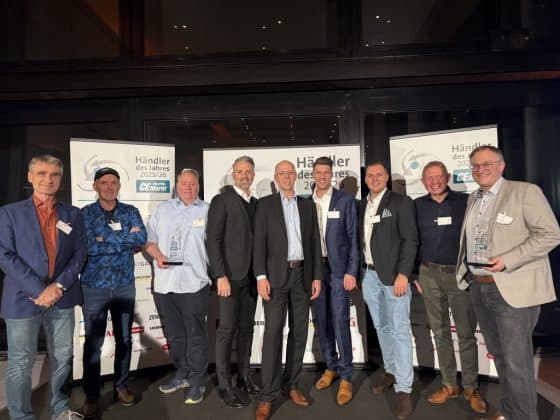 Die zwei ausgezeichneten EURONICS Mitglieder bei der Verleihung Händler des Jahres 2025/2026: Widbiller Küchen-Elektro-Kälte und Hifi & Video Technik Gogler. V. l. n. r Clemens Hoch, Kai Münzer, Oliver Gogler, Brendan Lenane, Jan Uebe, Patrick Schwarzhaupt, Branko Babic, Alexander Käser, Martin Widbiller (c) EURONICS Deutschland eG