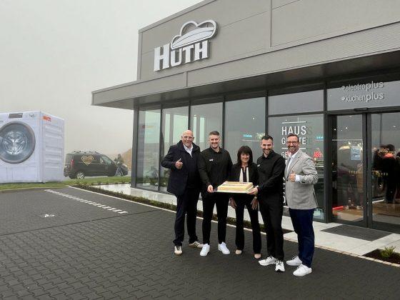 Dirk Borutta (Regionalleiter electroplus, EK Retail), Simon Huth (Geschäftsführer, Hausgeräte Huth), Klaudia Huth (Geschäftsführerin, Hausgeräte Huth), Aljoscha Huth (Geschäftsführer, Hausgeräte Huth) und Martin Wolf (General Manager EK Home Electrical Appliances, EK Retail) feiern die Eröffnung am neuen Standort im Hunsrück.