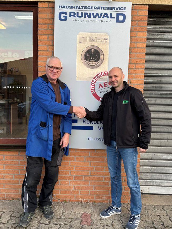 Bernd Zühlke von Haushaltsgeräteservices Grundwald und Tobias Matzke.
