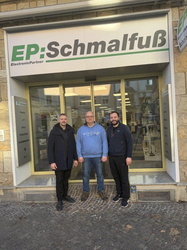 Maik Gruner, Steffen Matthes und Falk Lehmann (v.l.n.r.) vor dem Fachgeschäft EP:Schmalfuß.
