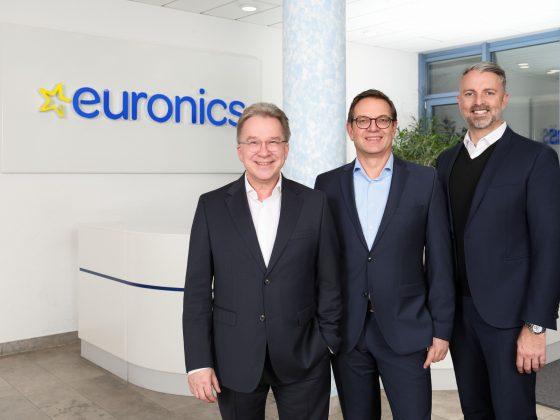 Das Vorstandstrio der EURONICS Deutschland eG blickt zuversichtlich auf das Jahr 2026 und die weitere strategische Entwicklung der Verbundgruppe. V. l. n. r.: Benedict Kober, Sprecher des Vorstands der EURONICS Deutschland eG; Albrecht Bauer, Vorstandsmitglied der EURONICS Deutschland eG; Brendan Lenane, Vorstandsmitglied der EURONICS Deutschland eG. (c) THOMAS B. JONES FOTOGRAFIE