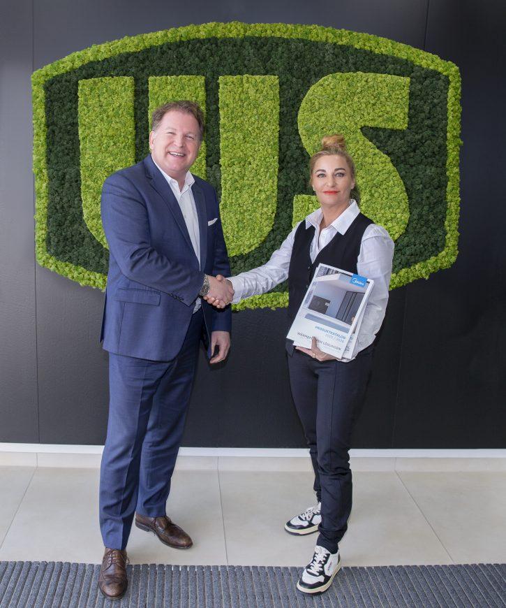 Ralph Kobsik, General Manager Central Europe and Nordics bei Midea, und Nicole Schanz, Geschäftsführerin bei WS Weinmann & Schanz GmbH, freuen sich auf die zukünftige Zusammenarbeit.