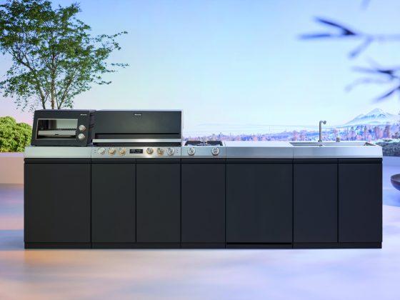 Mit der Outdoor-Küche Dreams überträgt Miele seine langjährige Expertise im Küchensektor erstmals in den Außenbereich. Hochwertige Materialien, zeitloses Design und fortschrittliche Technik zeichnen das Ensemble aus. (Foto: Miele)