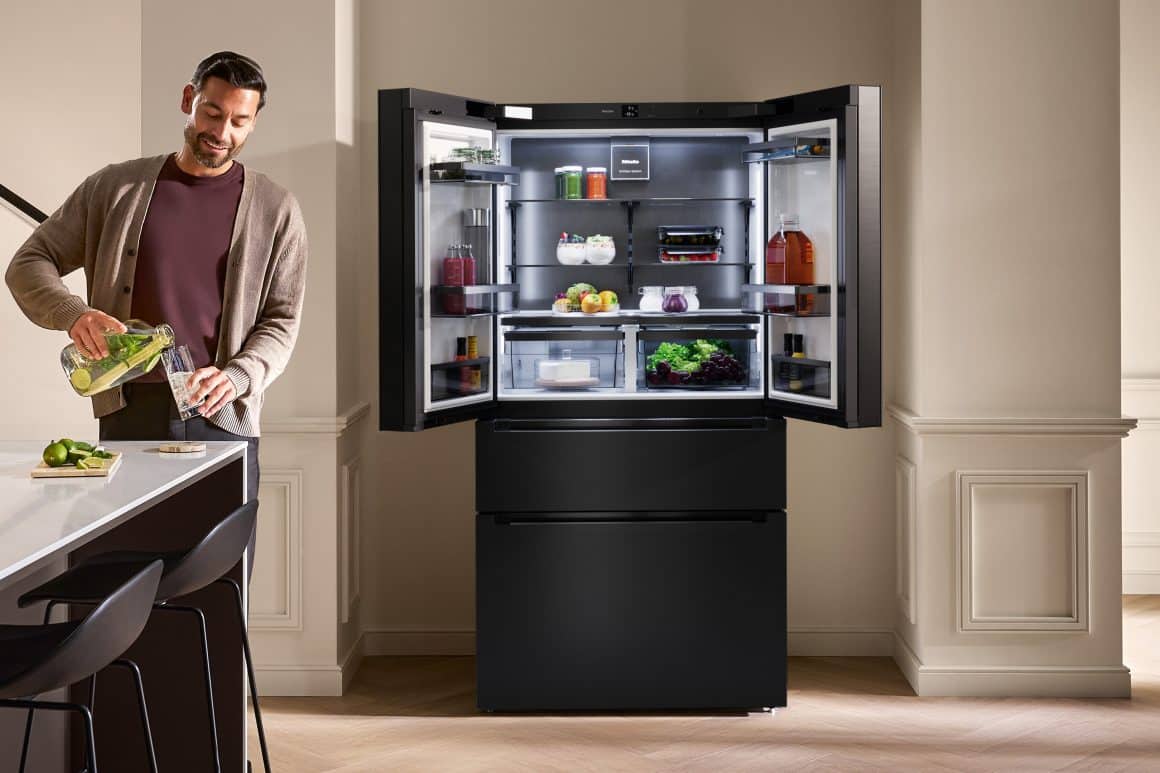 Die Miele Kühl-Gefrierkombination KFFD 6867 vereint ikonisches Flügeltür-Design, hochwertige Glasoberflächen und eine großzügige Innenraumarchitektur mit innovativen Frischesystemen wie PerfectFresh Active. (Foto: Miele)