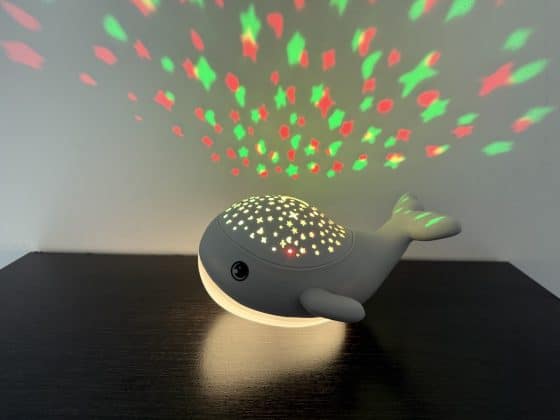 Kinder-Nachtlicht mit Sternenhimmel. Der (quasi) Selbstversuch mit dem Willy Whale.