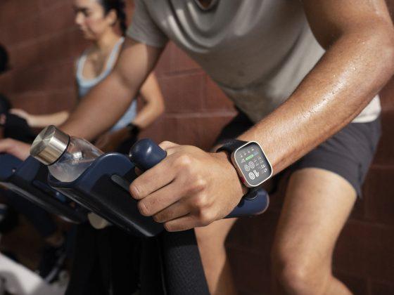 Die neue Amazfit Bip Max motiviert zu einem nachhaltig aktiven Lebensstil (c) Amazfit