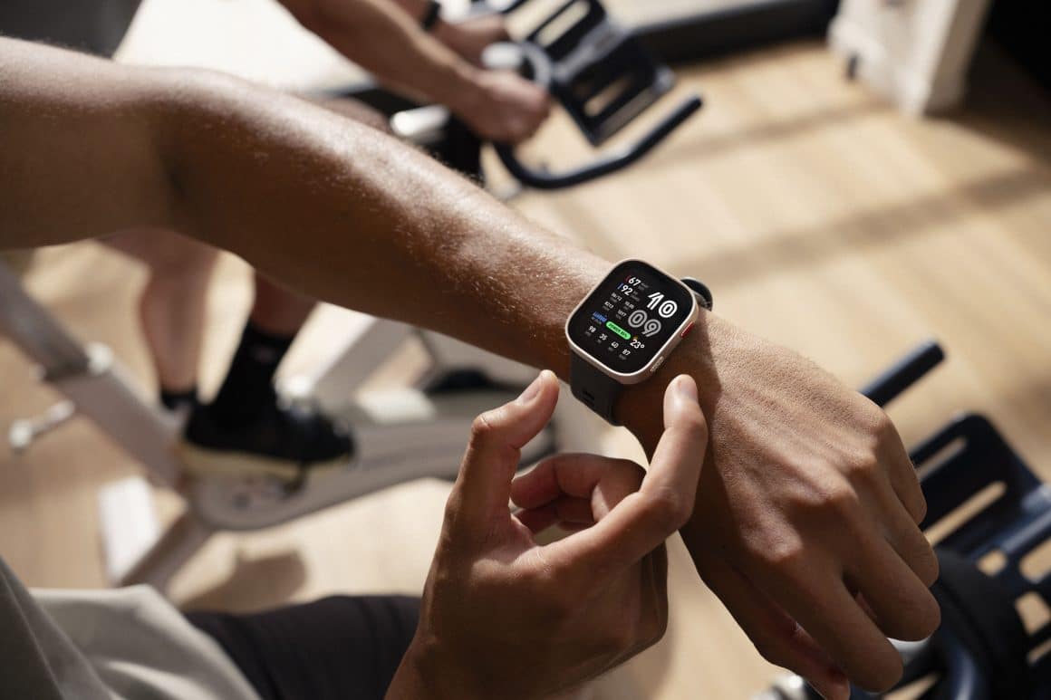 Großes eckiges AMOLED-Display von 2,07-Zoll und 300 Nits Helligkeit für gute Lesbarkeit - die Amazfit Bip Max (c) Amazfit