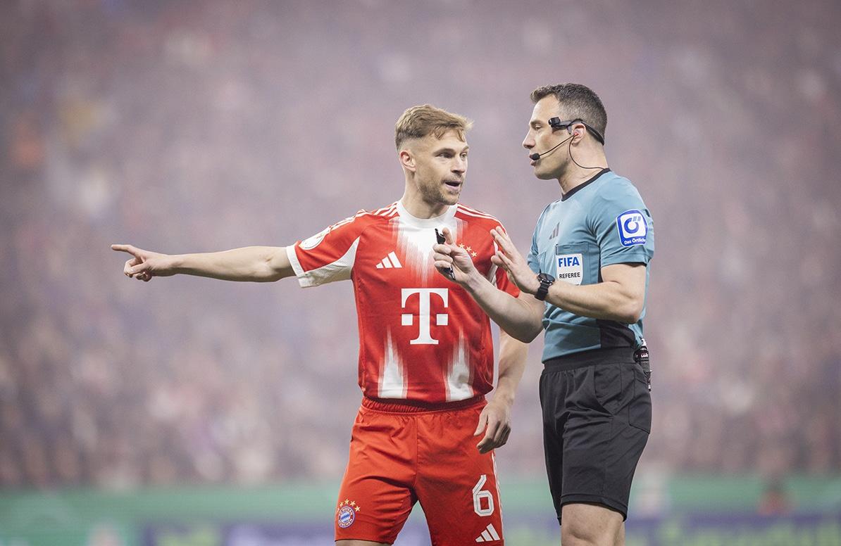 Joshua Kimmich (FC Bayern Muenchen), Schiedsrichter Felix Zwayer
DFB-Pokal, Halbfinale
Bayer 04 Leverkusen : FC Bayern München, Leverkusen, 22.04.2026.
Foto: Moritz Müller/picture-alliance/DFB