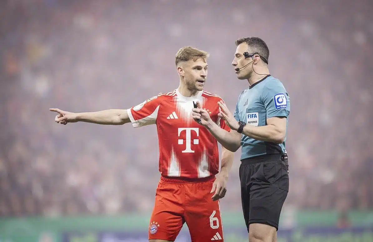Joshua Kimmich (FC Bayern Muenchen), Schiedsrichter Felix Zwayer
DFB-Pokal, Halbfinale
Bayer 04 Leverkusen : FC Bayern München, Leverkusen, 22.04.2026.
Foto: Moritz Müller/picture-alliance/DFB