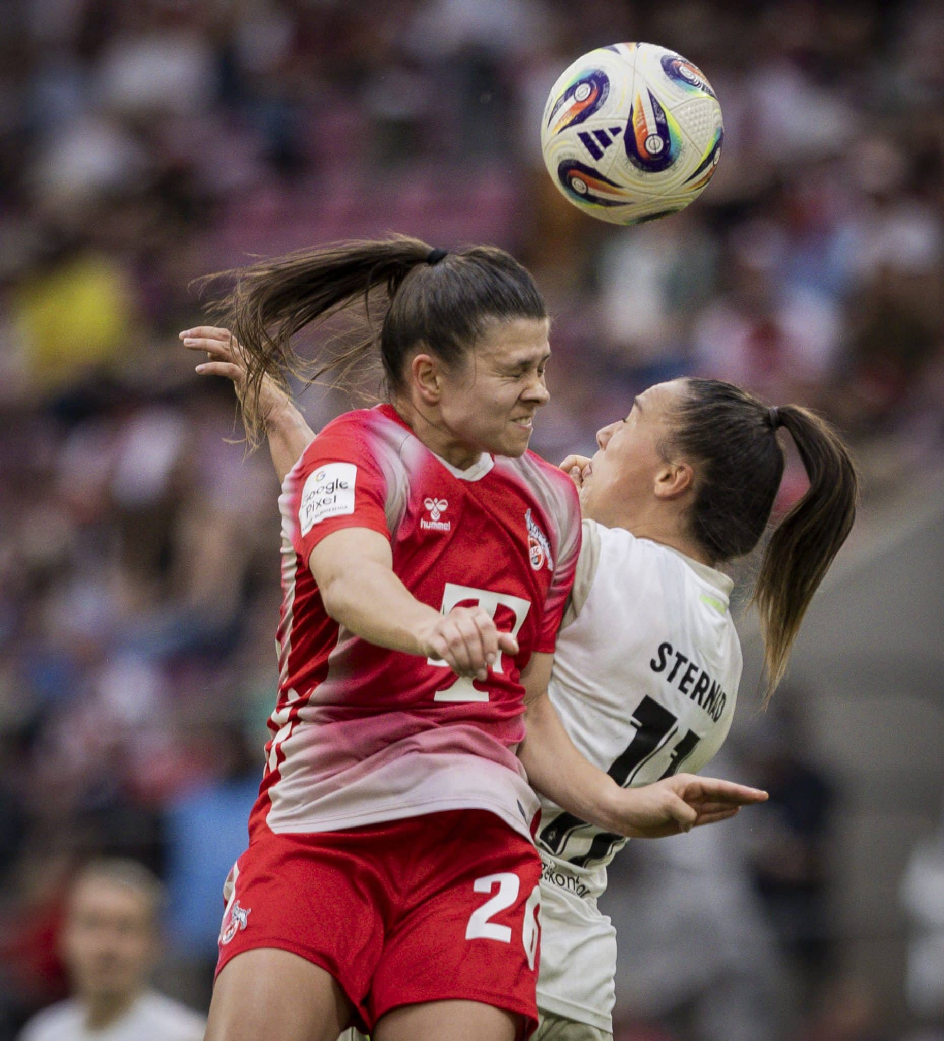 Martyna Wiankowska (1. FC Köln) und Maja Sternad (SV Werder Bremen)
Google Pixel Frauen-Bundesliga, 24. Spieltag
1. FC Köln vs. SV Werder Bremen, Köln, 02.05.2026.
Foto: Moritz Müller/picture-alliance/DFB