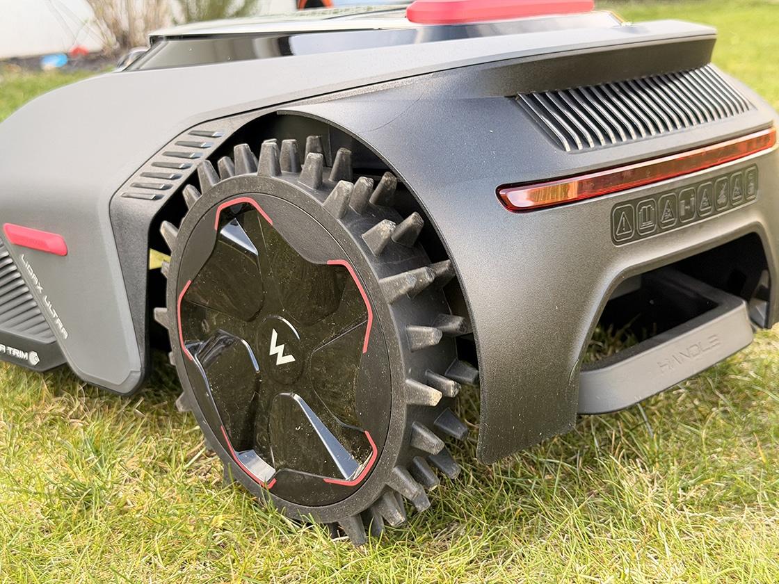 MOVA LiDAX Ultra Series Robotermäher Hinterrad Nahaufnahme