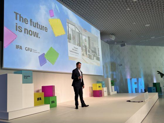 Danijel Vladimirov, Vice President Sales Germany bei Miele, zeigte auf dem IFA Kick-Off unter dem Motto „The Future is Now“, wie aktuelle gesellschaftliche und technologische Entwicklungen das Zuhause verändern – und wie Miele darauf mit innovativen Lösungen antwortet. (Foto: Miele)