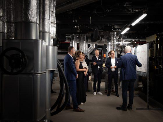 Bei einem Rundgang informierte sich Ministerin Neubaur (2.v.l.) über das Energiekonzept von Gira. (Foto: Gira)