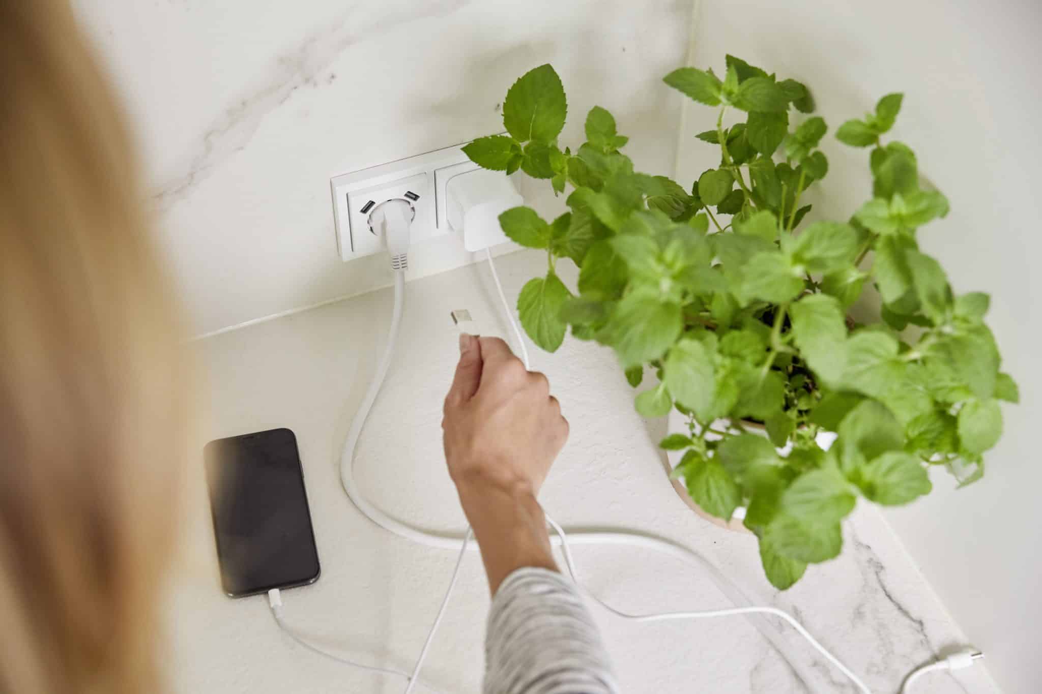 BuschJaeger / BU: Schluss mit Kabelsalat: Moderne Steckdosen mit integrierten USB-Anschlüssen versorgen alle Geräte am Heimarbeitsplatz sicher und ohne Mehrfachstecker.
