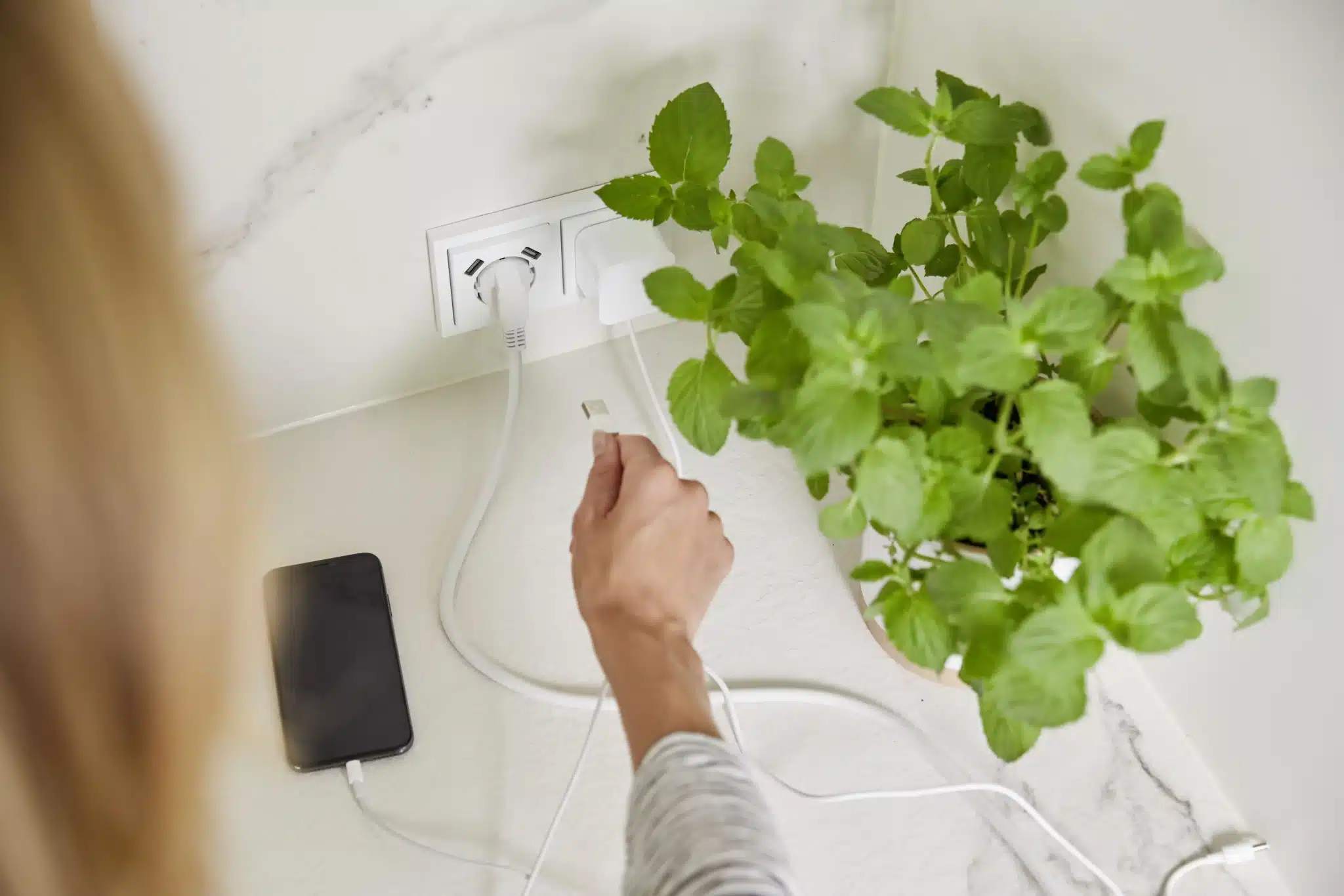 BuschJaeger / BU: Schluss mit Kabelsalat: Moderne Steckdosen mit integrierten USB-Anschlüssen versorgen alle Geräte am Heimarbeitsplatz sicher und ohne Mehrfachstecker.