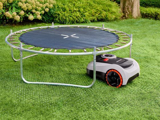 Dank kompakter Bauform navigiert der Mähroboter auch unter niedrigen Hindernissen wie einem Trampolin hindurch.