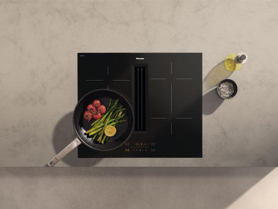 Mit dem Kochfeld mit integriertem Dunstabzug KMDA 5649 in Mattschwarz bringt Miele seine 2in1-Lösung erstmals in das gängige 60-cm-Format. Vier vollwertige Kochzonen inklusive FlexZone sowie die matte Oberfläche machen das System besonders attraktiv für moderne und kompakte Küchen. (Foto: Miele)