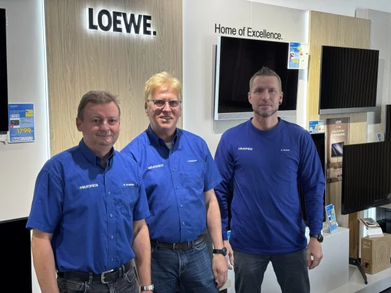 Jörg Brückner und sein Team vor der Loewe-Verkaufsfläche.