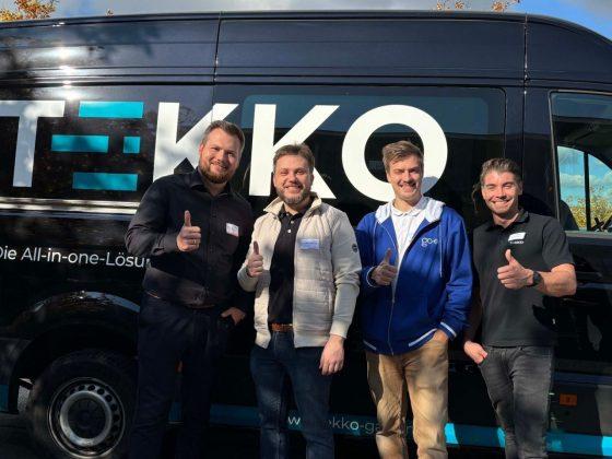 go-e und TEKKO besiegeln Ihre strategische Partnerschaft auf der The smarter E Europe in München 2026. Von links nach rechts: Max Eichler, Geschäftsleitung TEKKO, Michael Druckenthaner, Key Account Manager go-e, Georg Gruber Solutions Engineer go-e und Thorsten Hammele, Leiter Technik TEKKO. TEKKO Gebäudeautomation GmbH, go-e GmbH