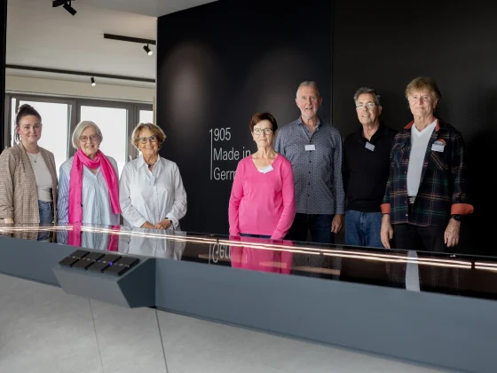 Gira Firmenarchivarin Julia Kneiphoff-Nünnerich (l.) empfing den Heimat- und Verkehrsverein Radevormwald. (Foto: Gira)