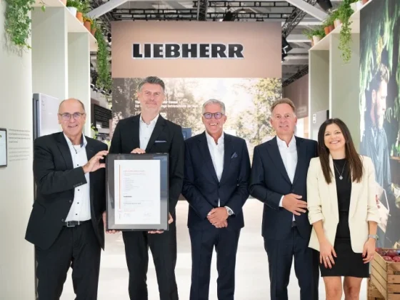 (v.l.n.r.) René Efler (Chefredakteur Elektrofachhandel markt intern), Martin Ludwig (Head of Business Area Western Europe, Liebherr-Hausgeräte Vertriebs- und Service GmbH), Steffen Nagel (Managing Director Sales & Marketing, Liebherr-Hausgeräte GmbH), Michael Haiminger (Head of Sales Germany, Liebherr-Hausgeräte Vertriebs- und Service GmbH), Nicole Ganzenmüller (Team Leader Regional Communication Germany, Liebherr-Hausgeräte Vertriebs- und Service GmbH)