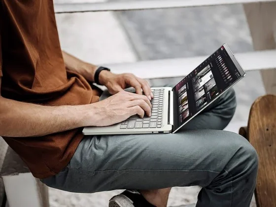 Das Acer Swift Air 14 im Aluminiumgehäuse in Sage Green. Bild: Acer