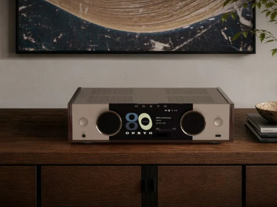 Der Onkyo Muse Y-50G 80th Anniversary Edition mit Front in „Champagne“ und Seitenwänden in „Bordeaux Walnut“. Bild: Onkyo