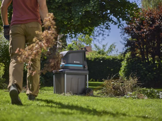 Der GARDENA Akku-Häcksler PowerShred Silent 40/36V erhöht bei größerem Astvolumen automatisch seine Leistung.