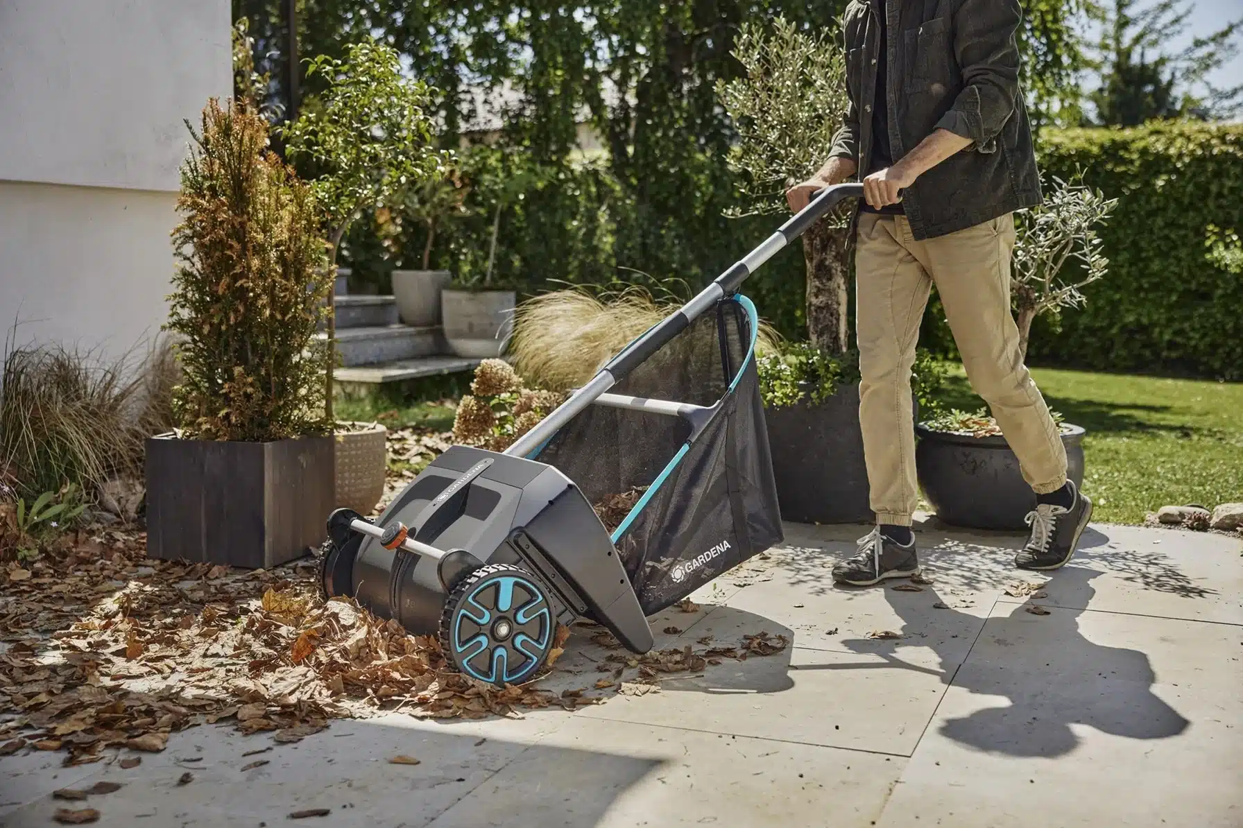 Der bewährte Gardena Laub- und Rasensammler wurde konsequent weiterentwickelt und ist jetzt dank Bürsten mit speziell entwickeltem und patentiertem Helix-Design noch vielseitiger einsetzbar.