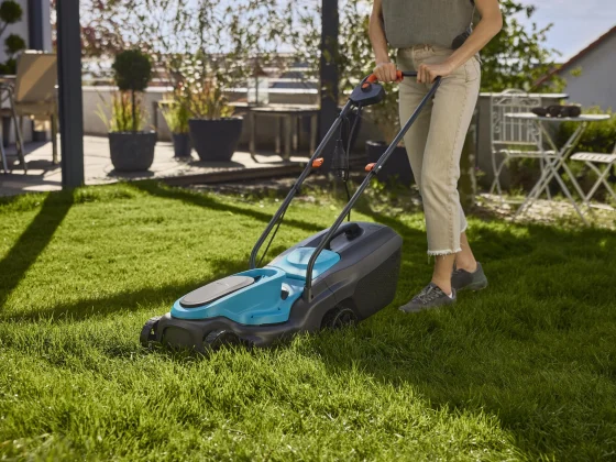 Der GARDENA Elektro-Rasenmäher EasyMax 32/1200 sorgt für einen sauberen Rasenschnitt und präzise Kanten in nur einem Arbeitsgang.