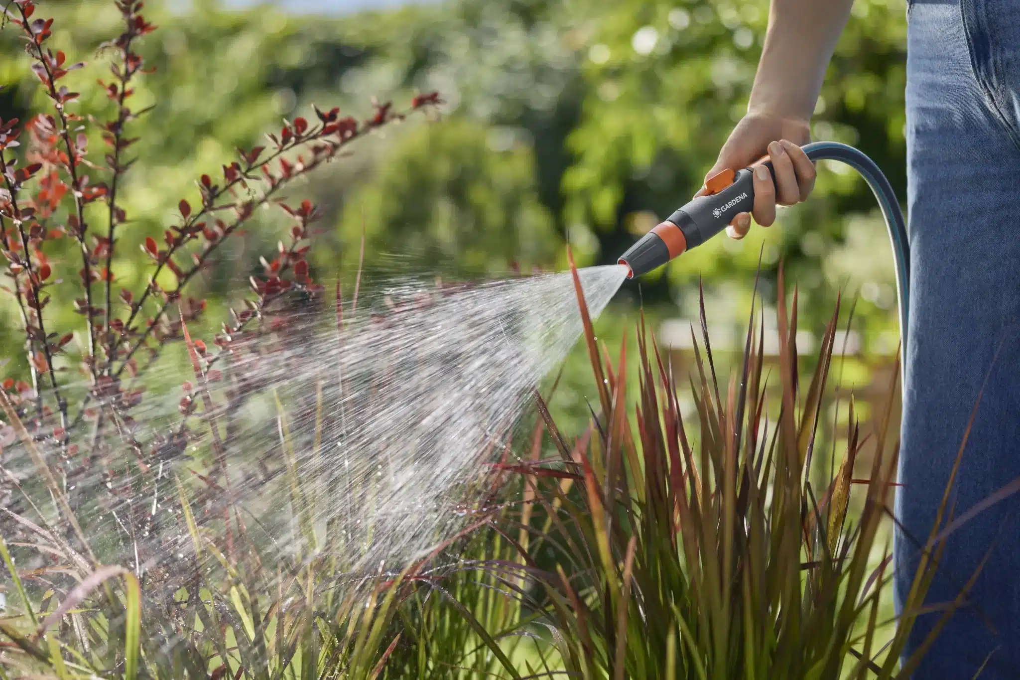 Mit der neuen GARDENA Reinigungsspritze gelingt der Wechsel zwischen Bewässern und Reinigen mühelos.