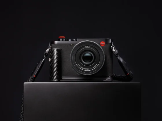 Die Leica Q3 43 Formula 1 Edition bringt Carbon-Elemente, Microvelours-Bezug und einen eigenen Leica Look. Die Sonderedition kostet 8.500 Euro (UVP).